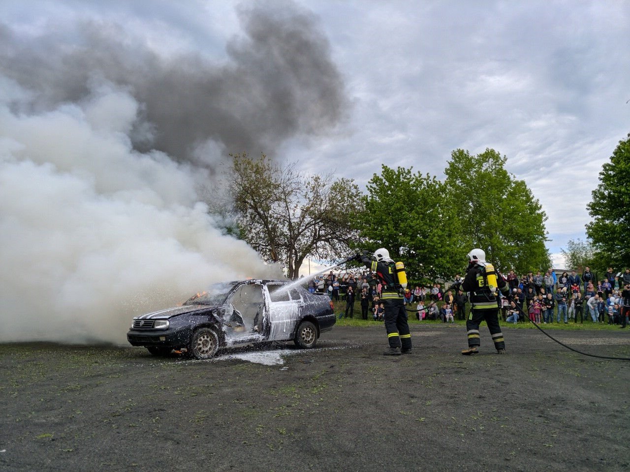 Strażacy podczas gaszenia pożartu auta