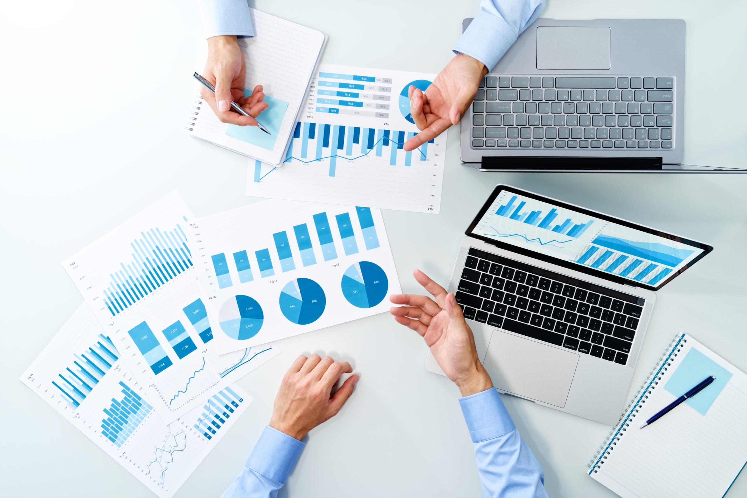 Na biurku leżą raporty z wykresami