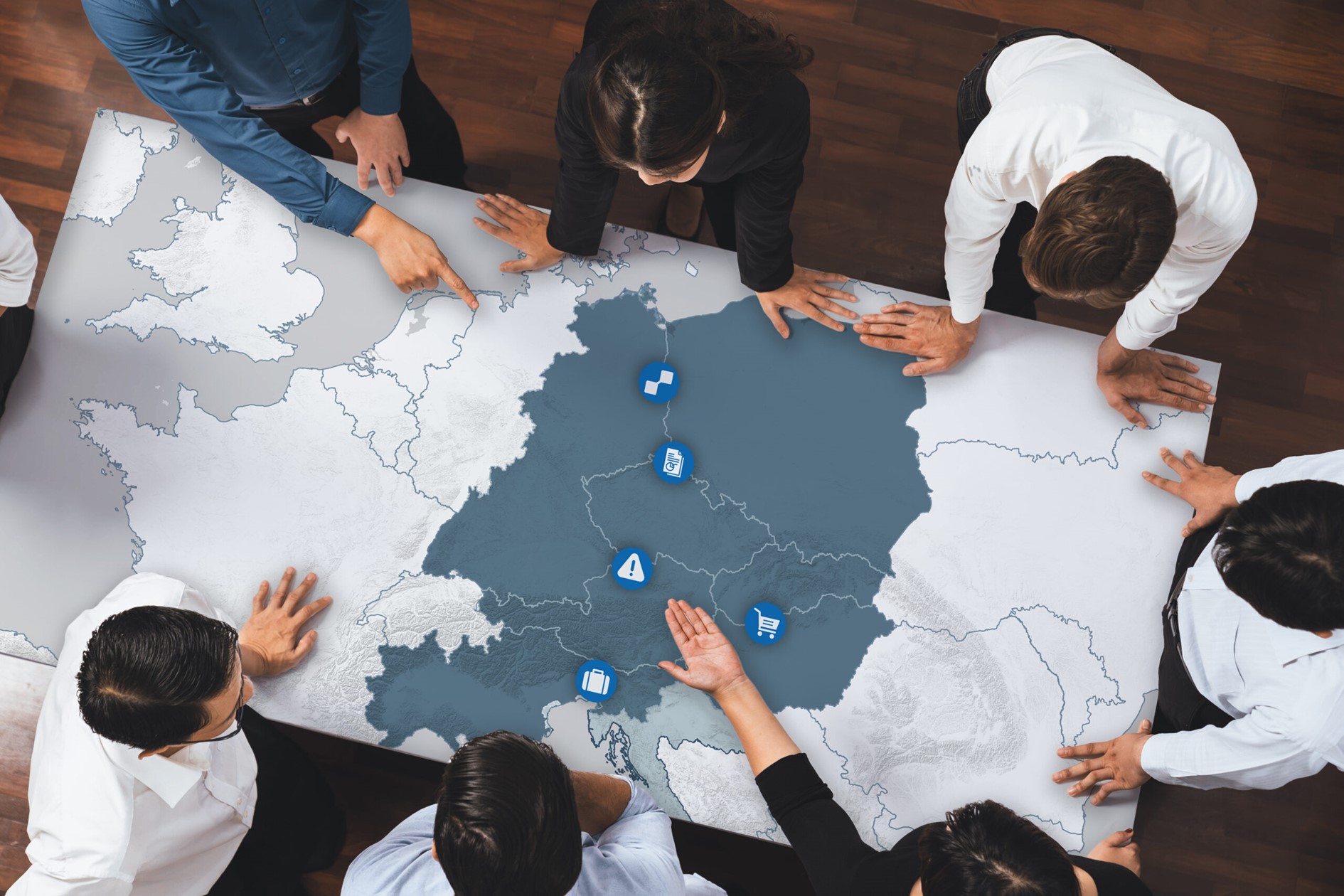 Grafika projektu BorderLabs CE przedstawia widok z lotu ptaka na kilka osób studjujących mapę