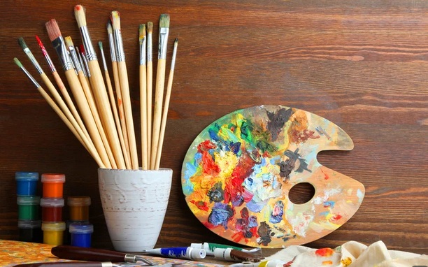 Zdjęcie przyborów malarskich (farby, pędzle)
