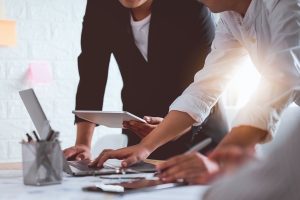Dwie osoby omawiają projekt przy biurku