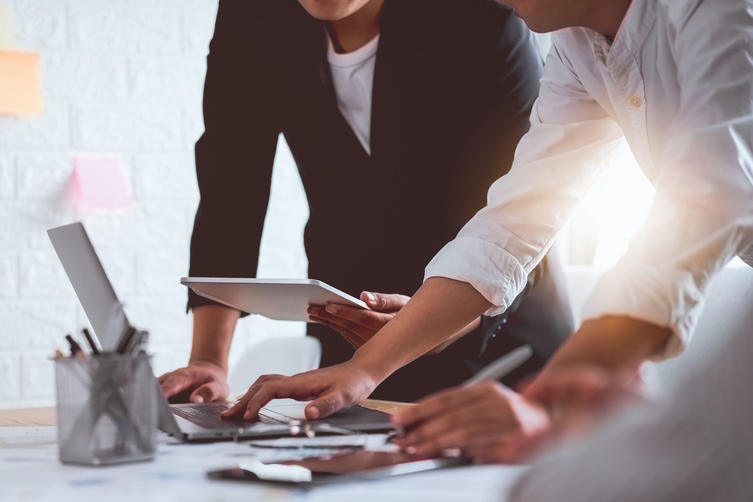 Dwie osoby omawiają projekt przy biurku