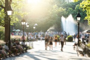 Widok na park i spacerujące po nim rodziny