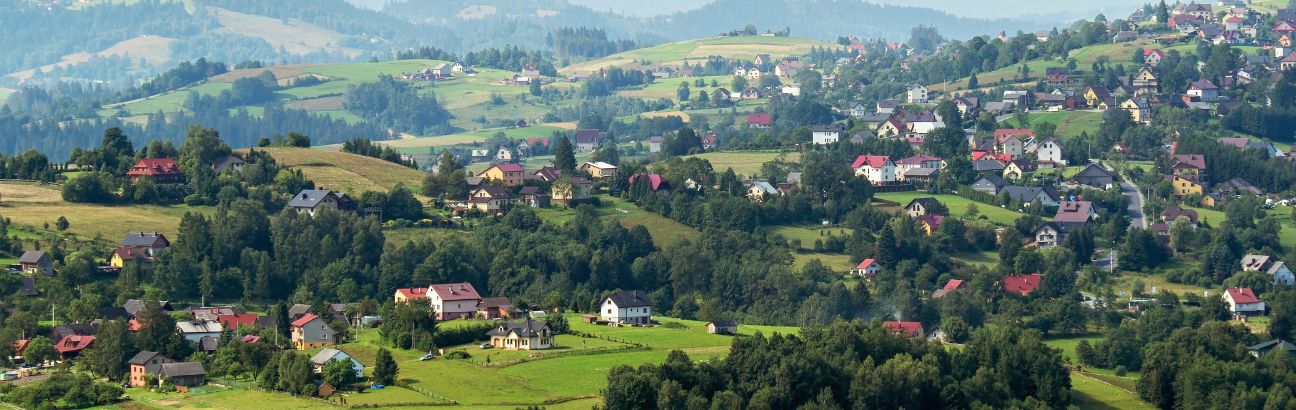 Widok na pagórkowaty teren z domami