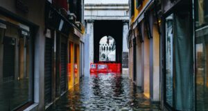 Zdjęcie powodzi na miejskich ulicach