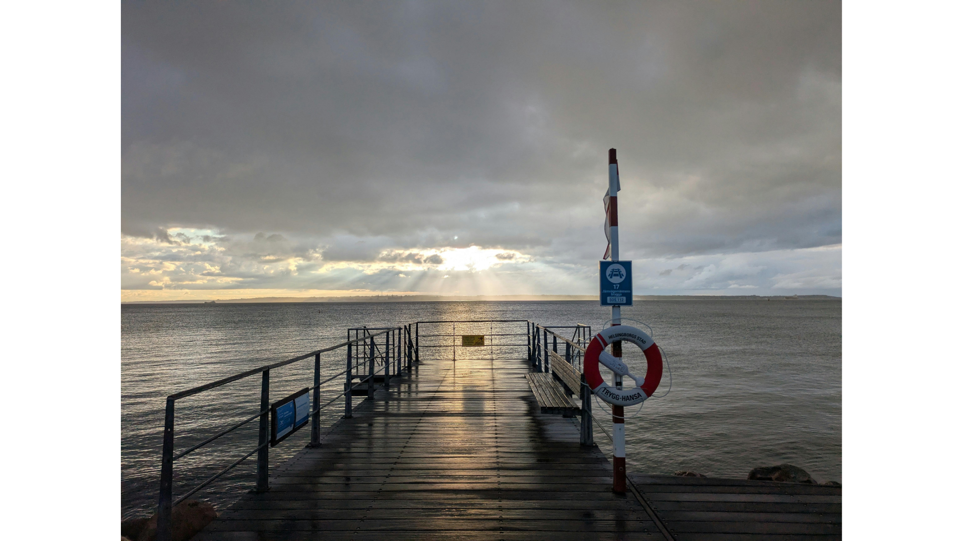 Zdjęcie pomostu oraz koła ratunkowego