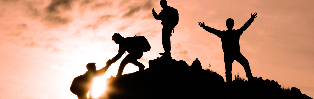 Grupa osób na górze