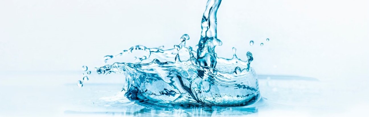 Rozpryskująca się na wszystkie strony woda