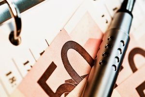 Banknoty euro i długopis