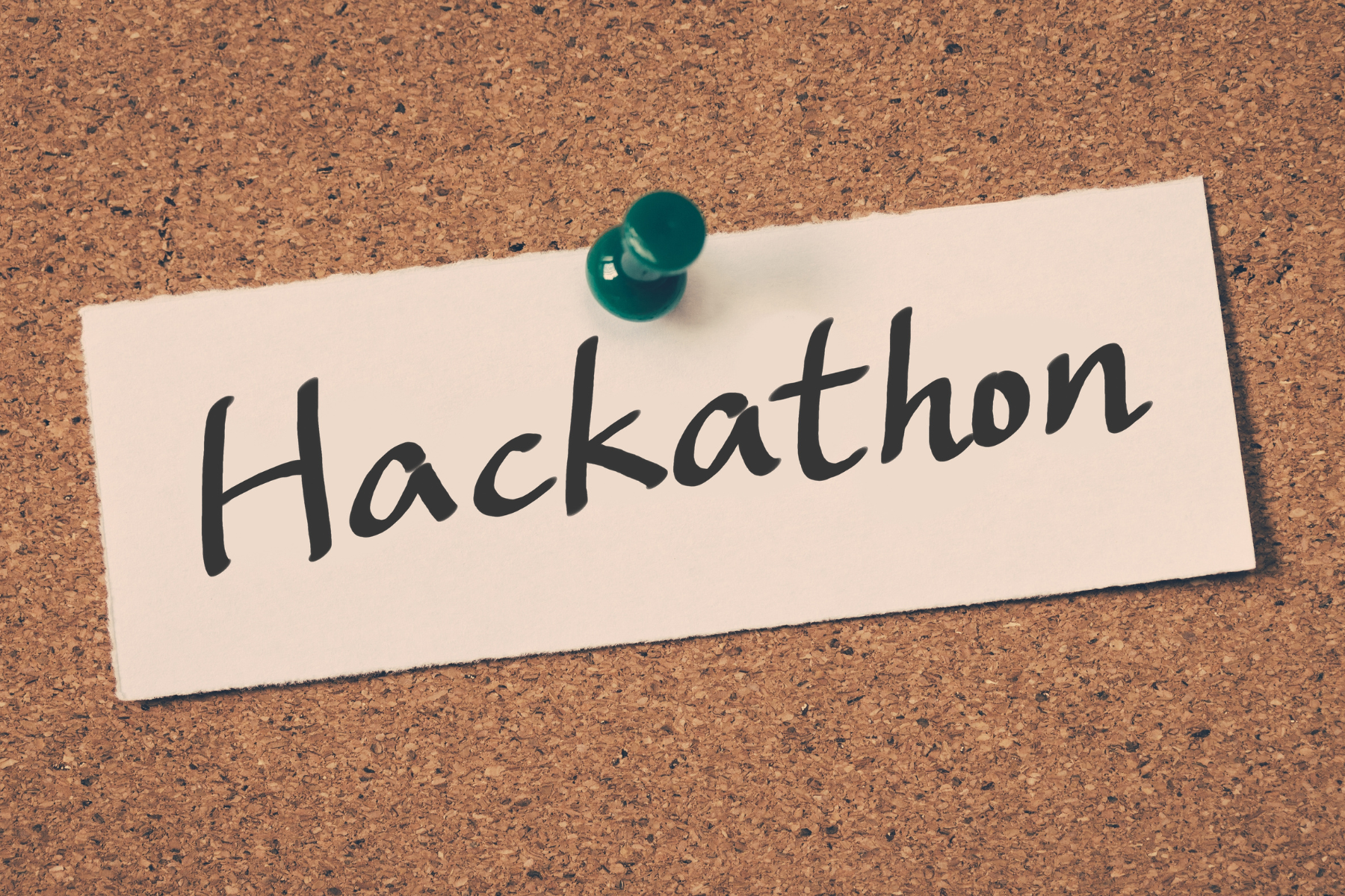Napis Hackathon na korkowej tablicy