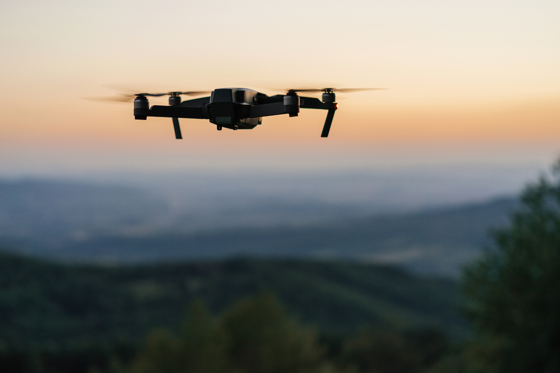 Zdjęcie drona w powietrzu o zachodzie słońca