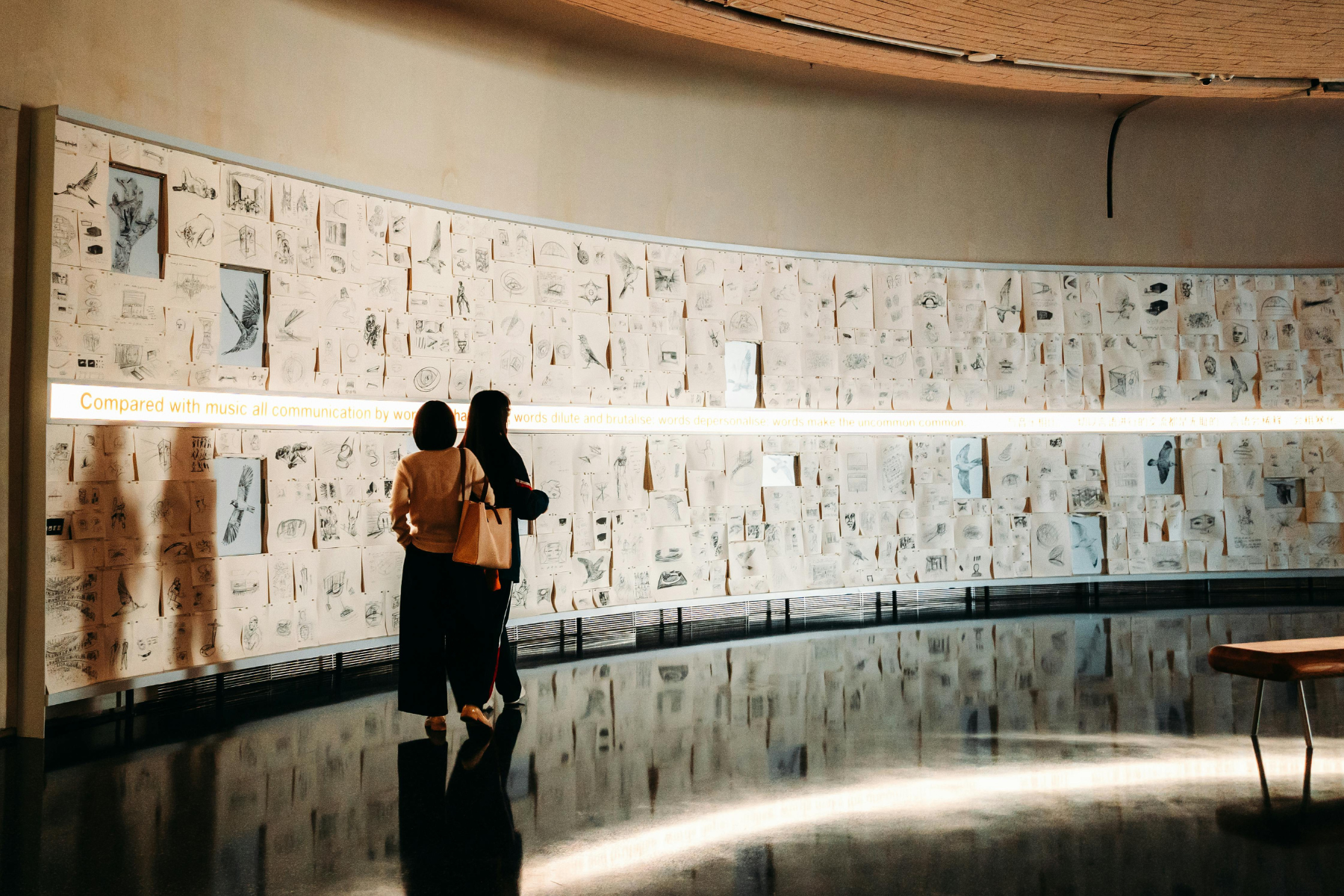 Zdjęcie dwóch ludzkich postaci na tle instalacji w formie wystawy