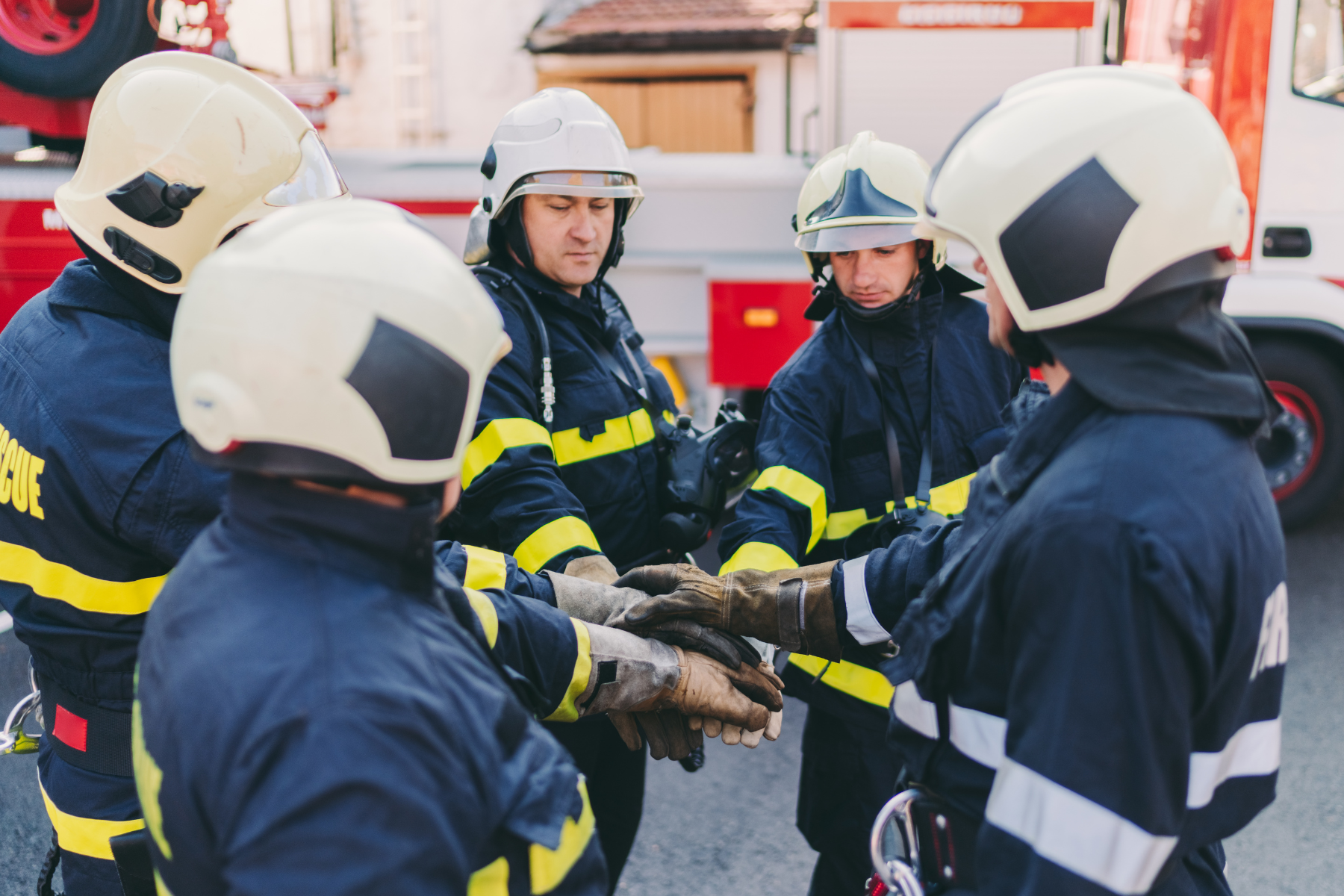Zdjęcie ekipy strażaków przy wozie strażackim