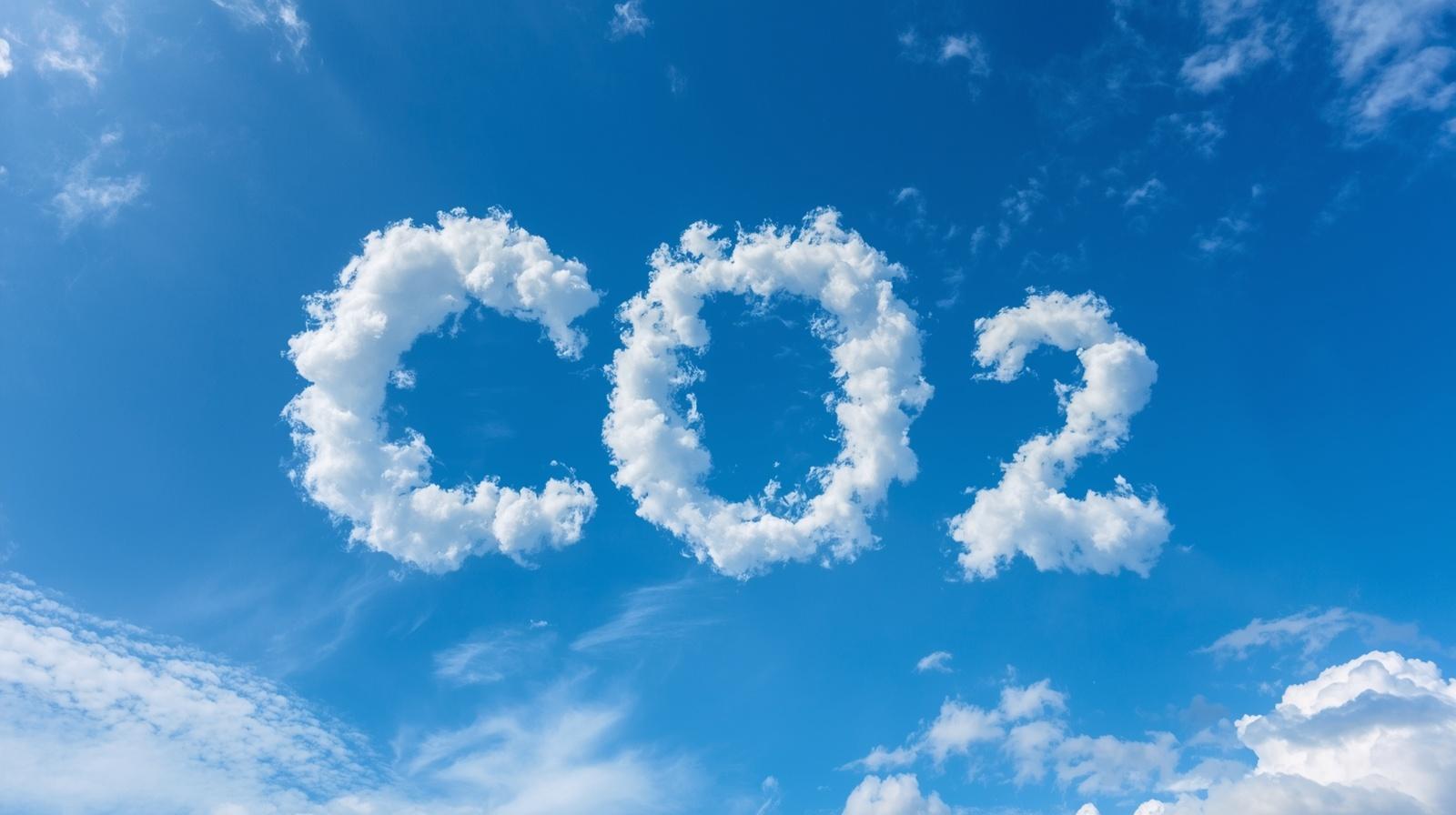 chmury w formie napisu CO2 na niebieskim tle przedstawiającym niebo