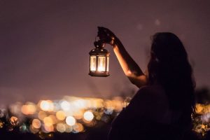 Zdjęcie kobiety trzymającej lampion