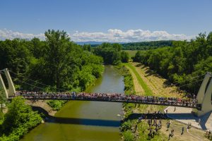 Kładka nad Olzą, na kładce stoją ludzie