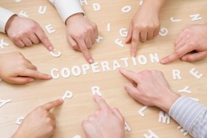 Dłonie wskazujące na napis cooperation