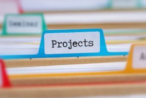 Zdjęcie skoroszytów ze znacznikiem w kolorze niebieskim z napisem \"projects\"