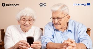 Zdjęcie pary seniorów (kobieta i mężczyzna) korzystających z aplikacji w swoim smartfonie + logiem Britenet, programu Central Europe, fundacji OIC.